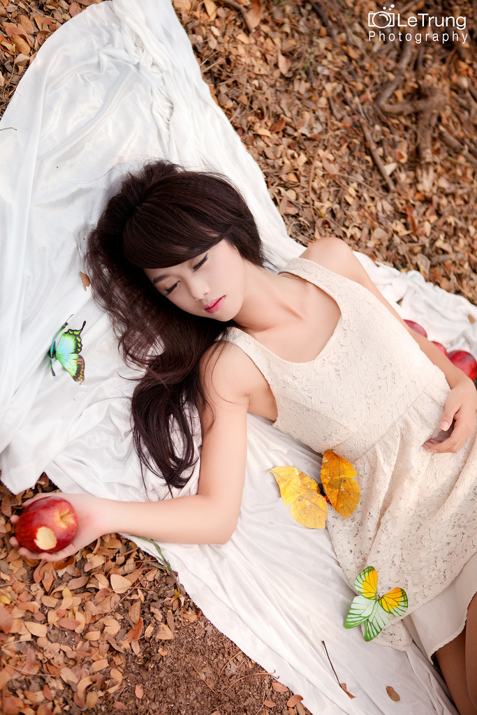 女班长脱了内裤内衣让我揉